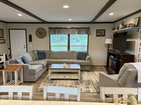 Living - 935 Stoney Fork Rd, Corbin, KY 40701 photo 2 of 7
