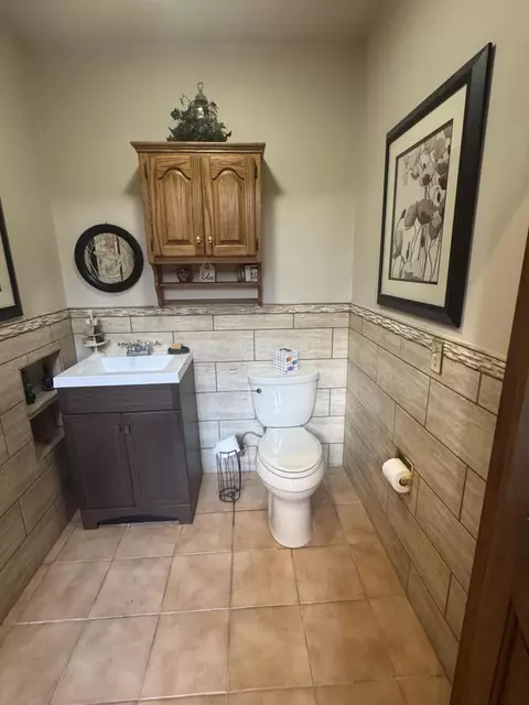 Bath - 748 Lakeside Dr, Jackson, KY 41339 photo 2 of 5