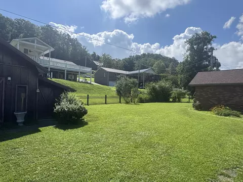 Exterior - 748 Lakeside Dr, Jackson, KY 41339 photo 8 of 10