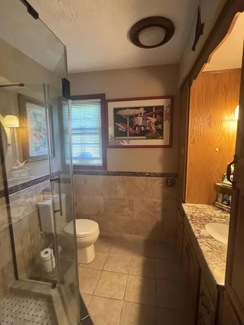 Bath - 748 Lakeside Dr, Jackson, KY 41339 photo 4 of 5
