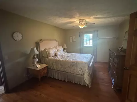 Bedroom - 748 Lakeside Dr, Jackson, KY 41339 photo 2 of 4