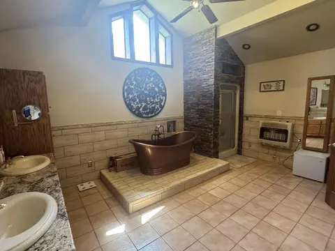 Bath - 748 Lakeside Dr, Jackson, KY 41339 photo 3 of 5