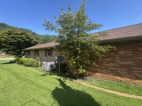 Exterior - 748 Lakeside Dr, Jackson, KY 41339 photo 4 of 10