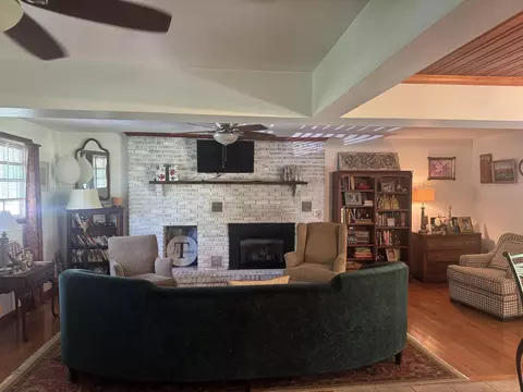 Living - 748 Lakeside Dr, Jackson, KY 41339 photo 2 of 5