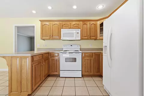 Kitchen - 52 Cambridge Dr, Murray, KY 42071 photo 2 of 2