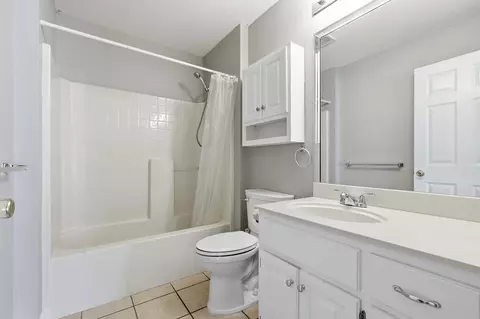Bath - 52 Cambridge Dr, Murray, KY 42071 photo 1 of 2