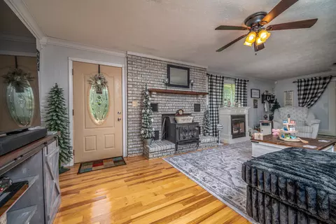 Entry Way - 224 Mays Rd, Sandy Hook, KY 41171 photo 2 of 2