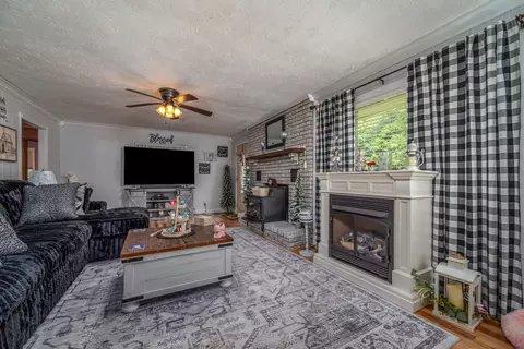 Living - 224 Mays Rd, Sandy Hook, KY 41171 photo 2 of 5