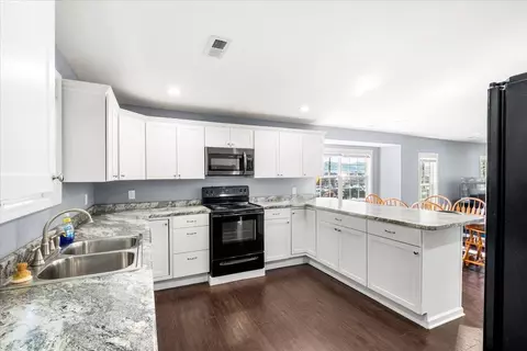 Kitchen - 104 W 14th St, Corbin, KY 40701 photo 4 of 4