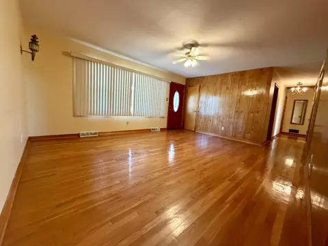 Living - 214 Laurel Dr, Berea, KY 40403 photo 2 of 4
