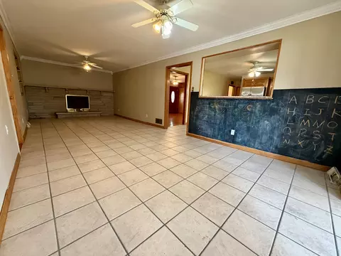 Living - 214 Laurel Dr, Berea, KY 40403 photo 3 of 4