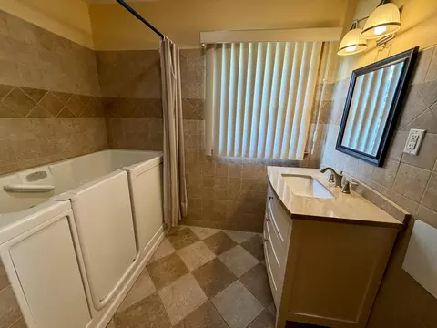 Bath - 214 Laurel Dr, Berea, KY 40403 photo 2 of 4