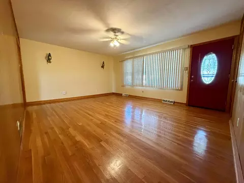 Living - 214 Laurel Dr, Berea, KY 40403 photo 1 of 4