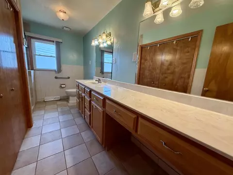 Bath - 214 Laurel Dr, Berea, KY 40403 photo 3 of 4