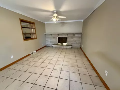 Living - 214 Laurel Dr, Berea, KY 40403 photo 4 of 4