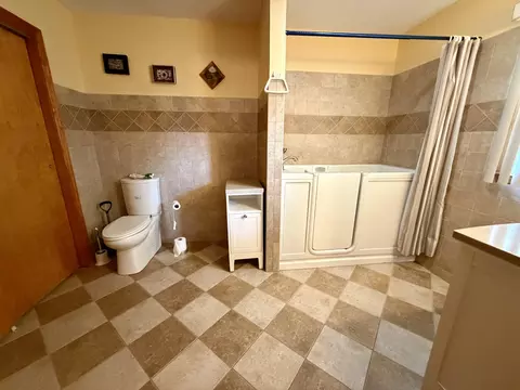 Bath - 214 Laurel Dr, Berea, KY 40403 photo 1 of 4