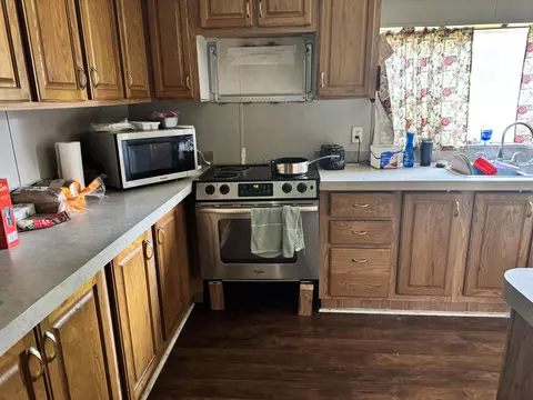 Kitchen - 1302 Stoney Fork Rd, Corbin, KY 40701 photo 2 of 2