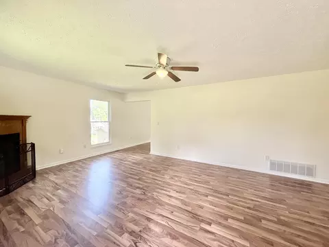 Living - 875 Copperas, Morehead, KY 40351 photo 2 of 6
