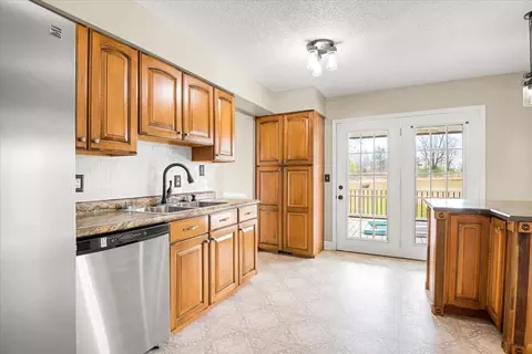 Kitchen - 32 Meadow Brook Dr, Corbin, KY 40701 photo 3 of 4