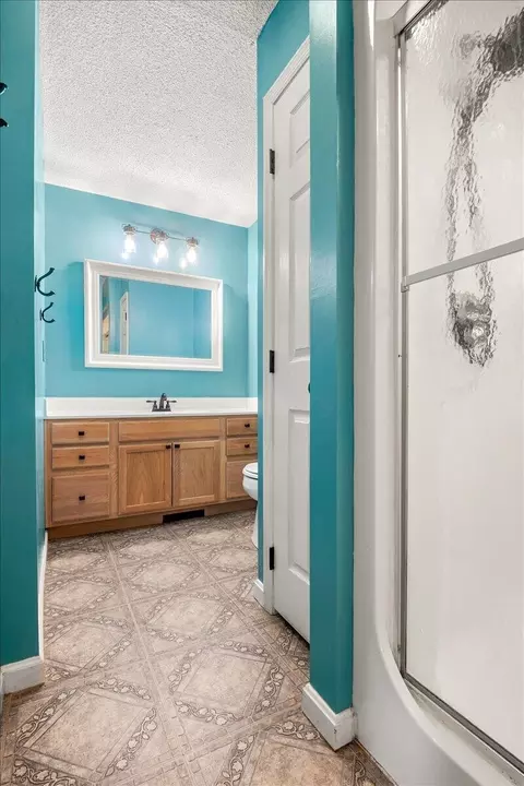 Bath - 32 Meadow Brook Dr, Corbin, KY 40701 photo 2 of 4
