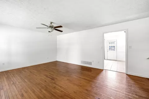 Living - 421 Meadow Dr, Berea, KY 40403 photo 3 of 3