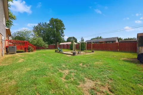 Exterior - 421 Meadow Dr, Berea, KY 40403 photo 5 of 11