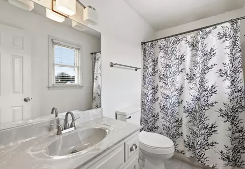 Bath - 421 Meadow Dr, Berea, KY 40403 photo 1 of 2