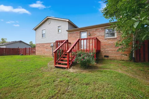 Exterior - 421 Meadow Dr, Berea, KY 40403 photo 3 of 11