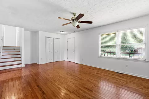 Living - 421 Meadow Dr, Berea, KY 40403 photo 2 of 3
