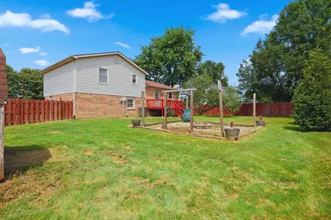 Exterior - 421 Meadow Dr, Berea, KY 40403 photo 4 of 11