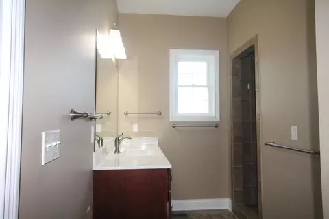 Bath - 2235 Mitchell Dr, Murray, KY 42071 photo 1 of 2