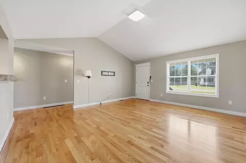 Living - 204 Beechwood Dr, Berea, KY 40403 photo 4 of 5
