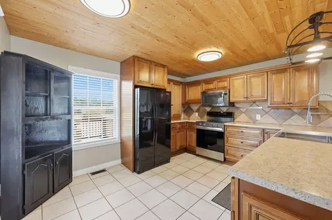 Kitchen - 204 Beechwood Dr, Berea, KY 40403 photo 1 of 4