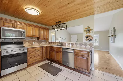 Kitchen - 204 Beechwood Dr, Berea, KY 40403 photo 3 of 4