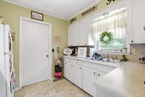 Kitchen - 3488 Edgehill Trl, Hazel, KY 42049 photo 3 of 3