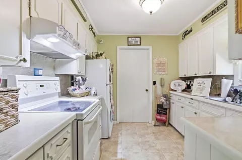 Kitchen - 3488 Edgehill Trl, Hazel, KY 42049 photo 2 of 3