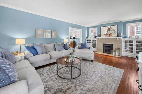 Living - 703 Main St, Paris, KY 40361 photo 2 of 4