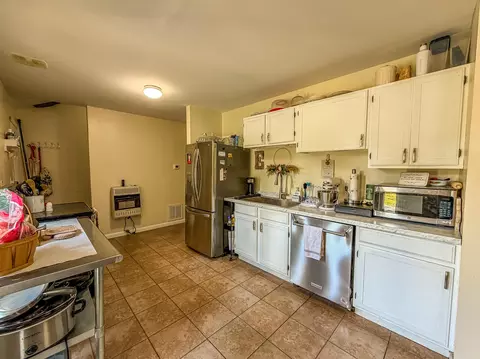 Kitchen - 37 Renee St, Corbin, KY 40701 photo 2 of 3