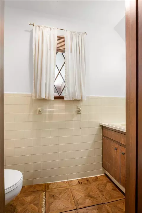 Bath - 98 E Wyrick St, Corbin, KY 40701 photo 4 of 5