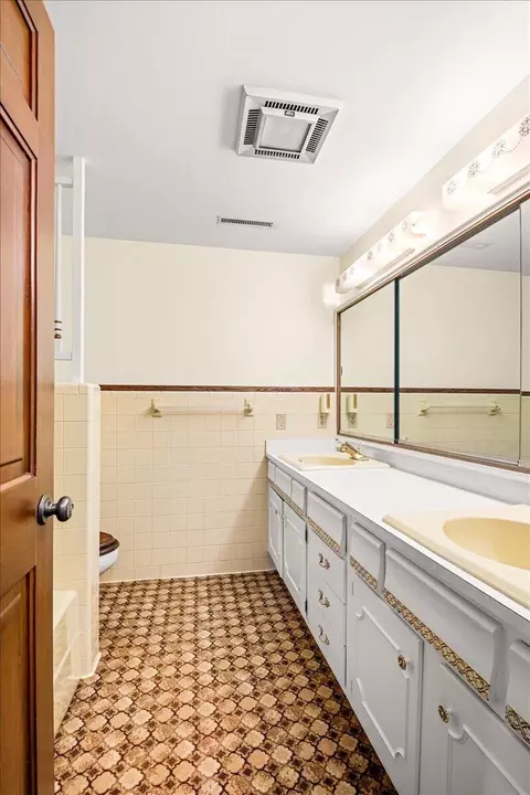 Bath - 98 E Wyrick St, Corbin, KY 40701 photo 3 of 5