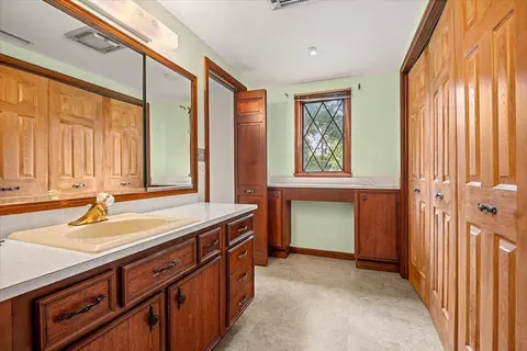 Bath - 98 E Wyrick St, Corbin, KY 40701 photo 2 of 5