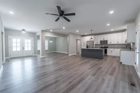 Living - 165 Central Park Ave, Berea, KY 40403 photo 2 of 2