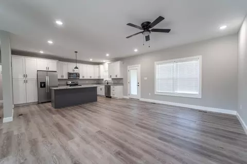 Living - 165 Central Park Ave, Berea, KY 40403 photo 1 of 2
