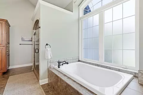 Bath - 749 Dock Dr, Murray, KY 42071 photo 6 of 11