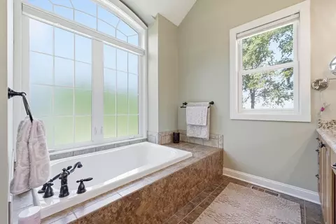 Bath - 749 Dock Dr, Murray, KY 42071 photo 2 of 11