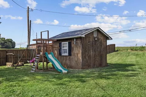 Exterior - 123 Mountain View Dr, Berea, KY 40403 photo 12 of 14