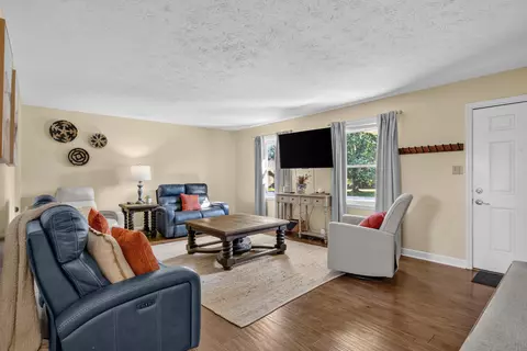 Living - 123 Mountain View Dr, Berea, KY 40403 photo 2 of 4