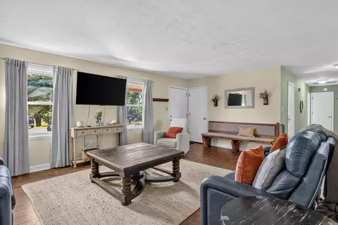 Living - 123 Mountain View Dr, Berea, KY 40403 photo 4 of 4