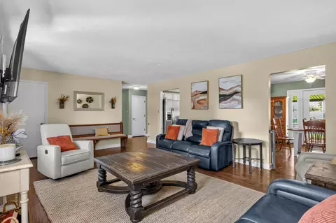 Living - 123 Mountain View Dr, Berea, KY 40403 photo 3 of 4