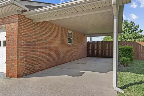 Exterior - 123 Mountain View Dr, Berea, KY 40403 photo 5 of 14